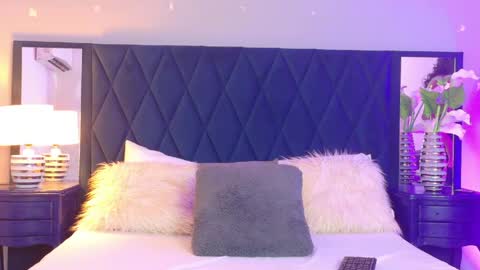 Violet  online show from May 3, 2026, 12:00 pm