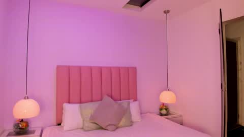 violeta_shinee online show from November 6, 2025, 12:06 pm