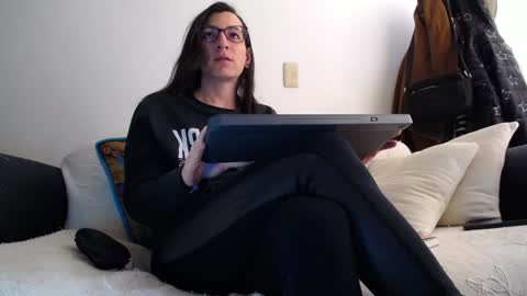 Snapshot of violetagomez_co chatting on December 22, 2024, 1:33 pm Violeta Gmez online show from December 22, 2024, 1:33 pm