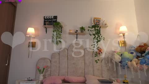 violeth___ online show from April 7, 2026, 1:22 pm