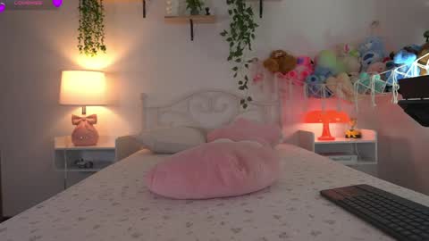 Snapshot of violeth___ chatting on April 21, 2026, 12:55 pm violeth___ online show from April 21, 2026, 12:55 pm