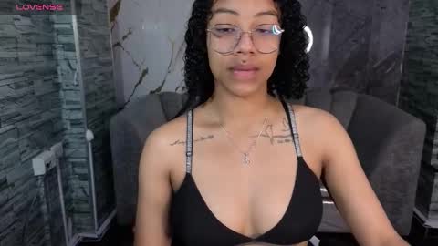violeth_b online show from October 14, 2025, 12:50 pm