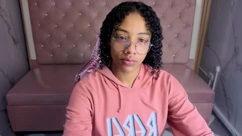 violeth_b online show from December 15, 2025, 12:42 pm