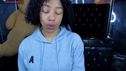 violeth_b online show from March 23, 2026, 1:04 pm