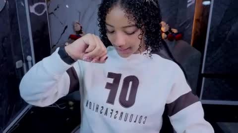 Snapshot of violeth_b chatting on May 1, 2026, 1:05 pm violeth_b online show from May 1, 2026, 1:05 pm