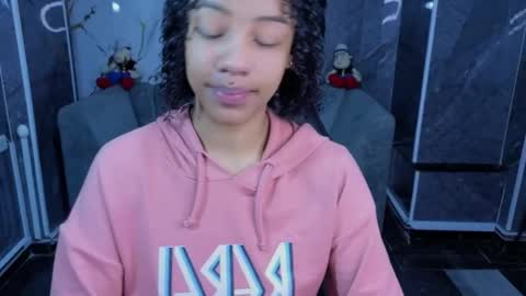 Snapshot of violeth_b chatting on May 19, 2026, 12:44 pm violeth_b online show from May 19, 2026, 12:44 pm