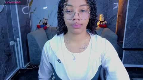 Snapshot of violeth_b chatting on May 27, 2026, 12:57 pm violeth_b online show from May 27, 2026, 12:57 pm