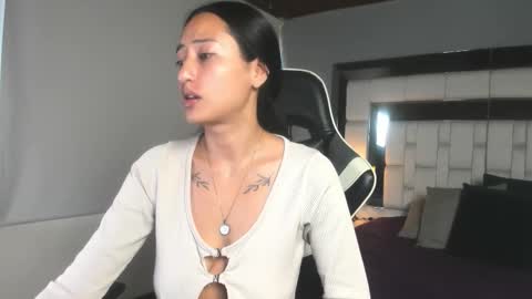 violetskinny online show from December 4, 2025, 7:44 pm