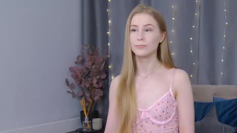 Snapshot of violetswone chatting on February 9, 2025, 12:52 pm VioletSwone online show from February 9, 2025, 12:52 pm