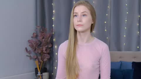 Snapshot of violetswone chatting on February 16, 2025, 8:32 am VioletSwone online show from February 16, 2025, 8:32 am