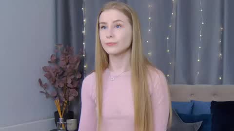 Snapshot of violetswone chatting on February 16, 2025, 11:59 am VioletSwone online show from February 16, 2025, 11:59 am