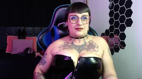 violett_8 online show from April 7, 2026, 9:37 pm