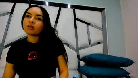 Snapshot of violett_bliss chatting on July 8, 2026, 3:11 am violett_bliss online show from July 8, 2026, 3:11 am