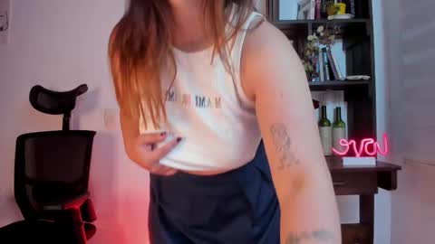 Snapshot of violett_red chatting on March 8, 2026, 12:08 am Violeta online show from March 8, 2026, 12:08 am