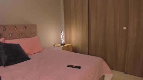 violetta independent model online show from December 25, 2024, 11:33 am