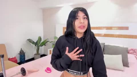 Snapshot of violettaa_stone chatting on July 7, 2026, 3:42 am Violettaa online show from July 7, 2026, 3:42 am