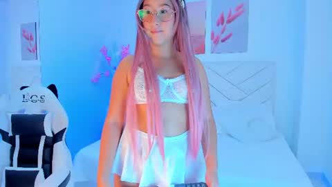 Snapshot of violette33 chatting on July 10, 2026, 6:32 pm Violette online show from July 10, 2026, 6:32 pm