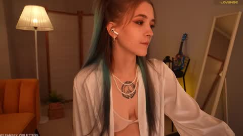 violettessa online show from October 15, 2025, 10:59 am