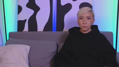 Snapshot of violettgrey_ chatting on January 8, 2025, 2:35 am Violet online show from January 8, 2025, 2:35 am