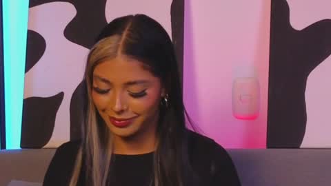 Snapshot of violettgrey_ chatting on February 1, 2025, 12:40 am Violet online show from February 1, 2025, 12:40 am