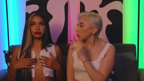 Snapshot of violettgrey_ chatting on February 4, 2025, 5:21 am Violet online show from February 4, 2025, 5:21 am