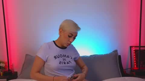 Snapshot of violettgrey_ chatting on February 13, 2025, 2:12 am Violet online show from February 13, 2025, 2:12 am