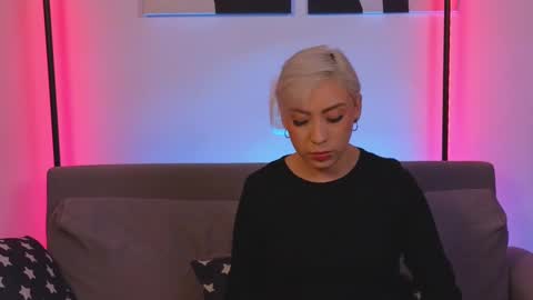 Snapshot of violettgrey_ chatting on February 19, 2025, 1:18 am Violet online show from February 19, 2025, 1:18 am