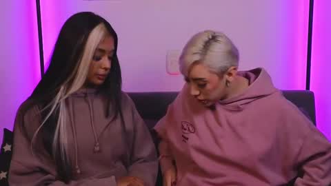 Snapshot of violettgrey_ chatting on February 27, 2025, 2:21 am Violet online show from February 27, 2025, 2:21 am