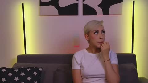 Snapshot of violettgrey_ chatting on March 2, 2025, 11:20 pm Violet online show from March 2, 2025, 11:20 pm