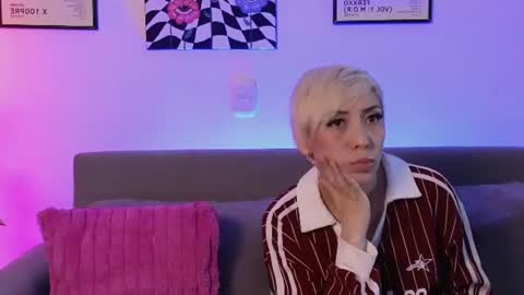 Snapshot of violettgrey_ chatting on June 22, 2026, 1:18 am Violet online show from June 22, 2026, 1:18 am