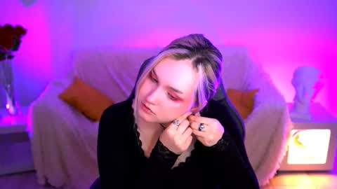 Snapshot of violettwoods chatting on June 1, 2026, 8:16 am Violett online show from June 1, 2026, 8:16 am