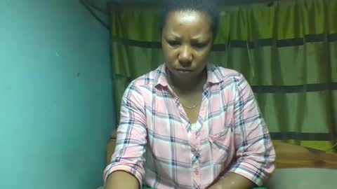 Snapshot of viviane0812 chatting on October 2, 2025, 6:37 pm viviane0812 online show from October 2, 2025, 6:37 pm