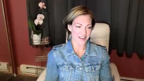 Snapshot of vivianluxe chatting on October 27, 2025, 12:47 am VivianLuxe online show from October 27, 2025, 12:47 am