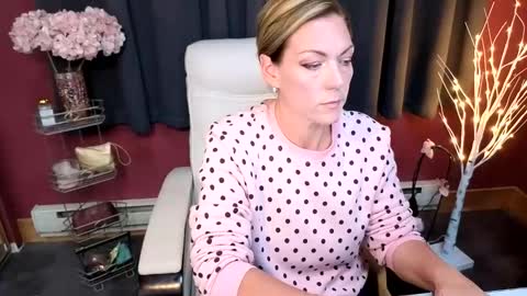 Snapshot of vivianluxe chatting on November 1, 2025, 9:28 pm VivianLuxe online show from November 1, 2025, 9:28 pm