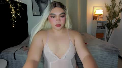 Snapshot of vivienne_monroe chatting on July 24, 2026, 3:15 am vivienne_monroe online show from July 24, 2026, 3:15 am