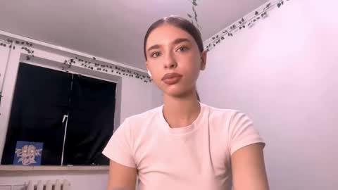 Vivi online show from October 24, 2025, 1:07 pm