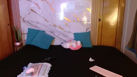 Snapshot of w_kittycat chatting on April 18, 2026, 7:01 am kitty SUPORT ME AND MY BABY SINGLE MOMY online show from April 18, 2026, 7:01 am