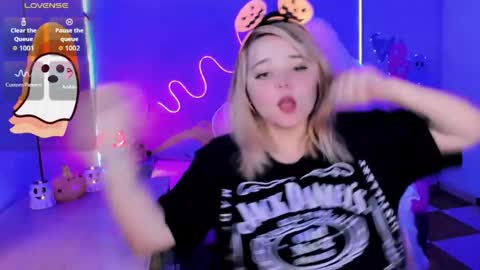 Snapshot of waifumochi_chan chatting on October 19, 2025, 4:24 am online show from October 19, 2025, 4:24 am