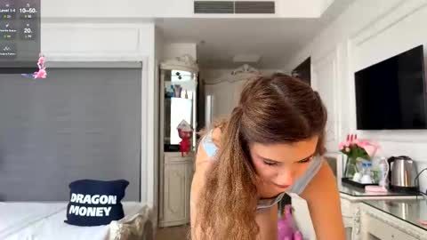 Mia online show from November 2, 2025, 7:22 am