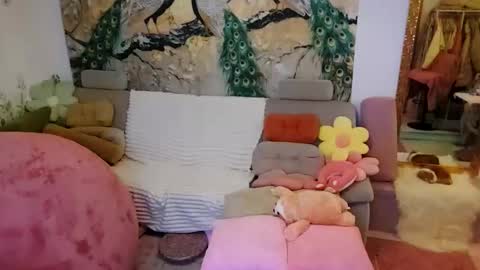 Emilia inst  online show from November 10, 2025, 6:18 pm