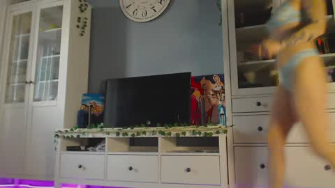 Snapshot of weed_princesss chatting on December 4, 2024, 12:03 pm moon online show from December 4, 2024, 12:03 pm