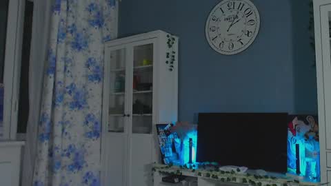 Snapshot of weed_princesss chatting on December 29, 2024, 4:51 pm moon online show from December 29, 2024, 4:51 pm