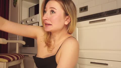 Snapshot of wendy_amber chatting on December 3, 2024, 12:24 am Daisy online show from December 3, 2024, 12:24 am