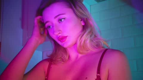 Snapshot of wendy_amber chatting on December 6, 2024, 6:28 pm Daisy online show from December 6, 2024, 6:28 pm