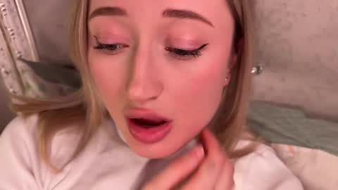 Snapshot of wendy_amber chatting on February 5, 2025, 6:04 pm Daisy online show from February 5, 2025, 6:04 pm