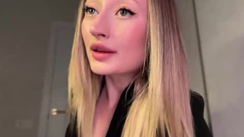 Snapshot of wendy_amber chatting on September 13, 2025, 5:13 pm Daisy online show from September 13, 2025, 5:13 pm