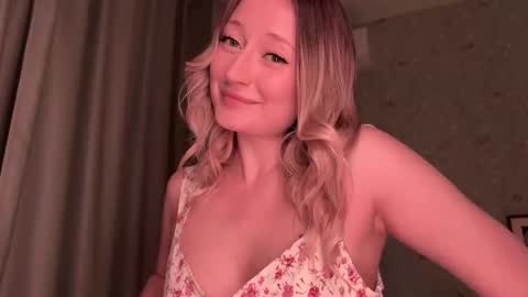 Snapshot of wendy_amber chatting on October 1, 2025, 5:19 pm Daisy online show from October 1, 2025, 5:19 pm