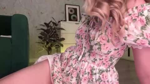 Snapshot of wendy_amber chatting on October 3, 2025, 5:32 pm Daisy online show from October 3, 2025, 5:32 pm