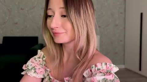 Snapshot of wendy_amber chatting on November 7, 2025, 5:46 pm Daisy online show from November 7, 2025, 5:46 pm