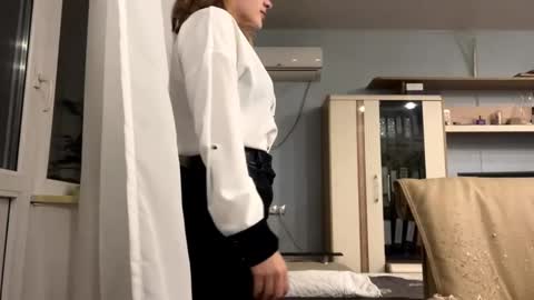 Polly online show from November 9, 2025, 4:05 pm